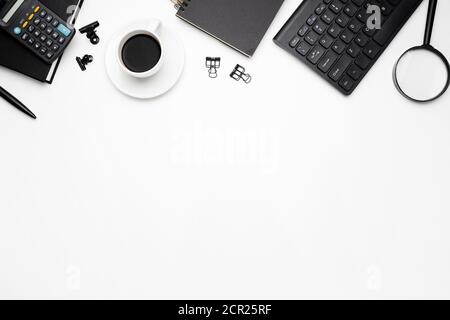 Una vista dall'alto di una scrivania con caffè e. notebook Foto Stock