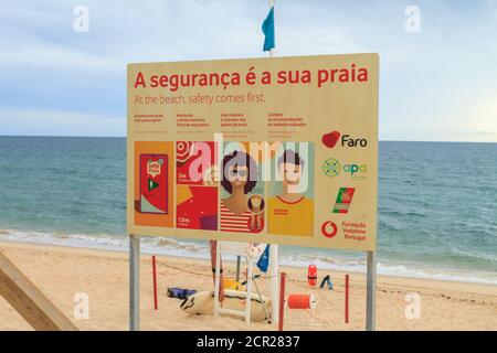 Cartello di sicurezza sulla spiaggia durante il Covid-19 a Faro Beach, Algarve, Portogallo. Foto Stock