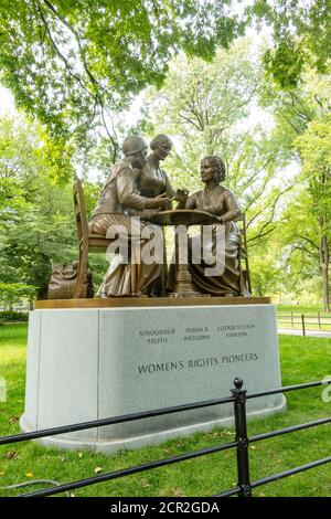 Monumento dedicato ai diritti delle donne dei pionieri situato sulla Literary Walk a Central Park, New York City, Stati Uniti Foto Stock