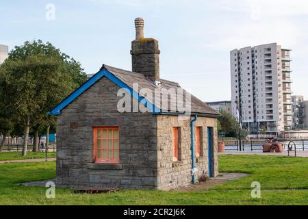 Serratura custode caffè Cardiff Bay. Cardiff, Galles, Regno Unito Foto Stock