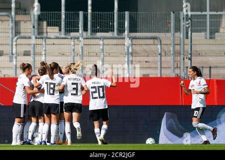 Essen, Germania. 19 Settembre 2020. I giocatori della Germania celebrano il loro obiettivo durante la partita di qualificazione del Campionato europeo delle Donne UEFA tra Germania e Repubblica d'Irlanda. Daniela Porcelli/SPP Credit: SPP Sport Press Photo. /Alamy Live News Foto Stock