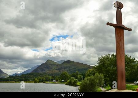 Llyn Padarn, un lago vicino alla stazione di Llanberis, dove i viaggiatori possono prendere un treno che sale su Mount Snowdon, Galles Foto Stock