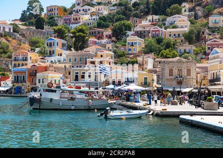 SYMI, GRECIA - AGOSTO 2019: Vista panoramica sul paesaggio urbano della città di Symi Foto Stock