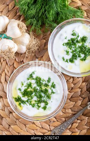 Cacik turco di yogurt con fette di cetriolo e olio di oliva (salsa tzatziki) Foto Stock