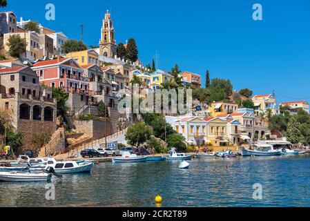 SYMI, GRECIA - AGOSTO 2019: Vista panoramica sul paesaggio urbano della città di Symi Foto Stock