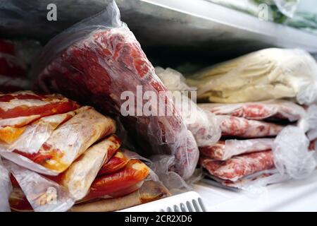 Carne e verdure surgelate nel congelatore Foto Stock