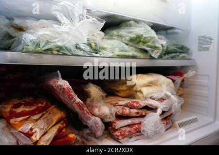 Carne e verdure surgelate nel congelatore Foto Stock