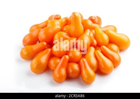 Mazzetto di piccoli pomodori maturi d'uva arancio isolato su sfondo bianco. Vista laterale, primo piano. Foto Stock