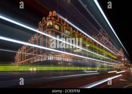 Harrods Limited è un grande magazzino situato in Brompton Road a Knightsbridge, Londra, Inghilterra Foto Stock