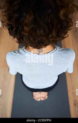 Donna che pratica yoga in posa diamante, Vajrasana, Thunderbolt posa in studio, mani sulle ginocchia Foto Stock