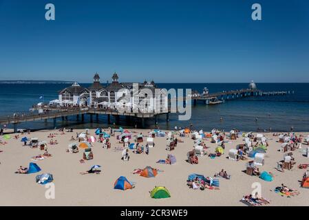 Germania, Meclemburgo-Pomerania occidentale, isola di Ruegen, Sellin, molo con bagnanti Foto Stock