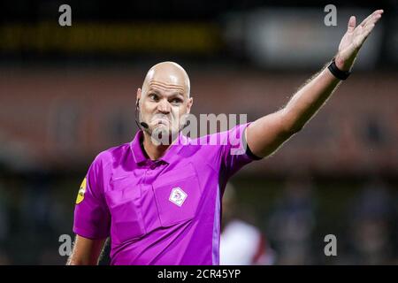 VENLO, PAESI BASSI - SETTEMBRE 18: Arbitro Rob Dieperink durante la partita Eredivisie tra VVV Venlo e FC Utrecht allo stadio Covebo - De Koel il 18 settembre 2020 a Venlo, Paesi Bassi. *** Local Caption *** Rob Dieperink Foto Stock