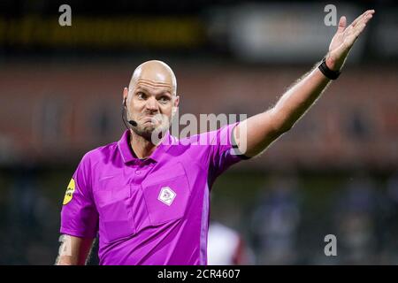 VENLO, PAESI BASSI - SETTEMBRE 18: Arbitro Rob Dieperink durante la partita Eredivisie tra VVV Venlo e FC Utrecht allo stadio Covebo - De Koel il 18 settembre 2020 a Venlo, Paesi Bassi. *** Local Caption *** Rob Dieperink Foto Stock