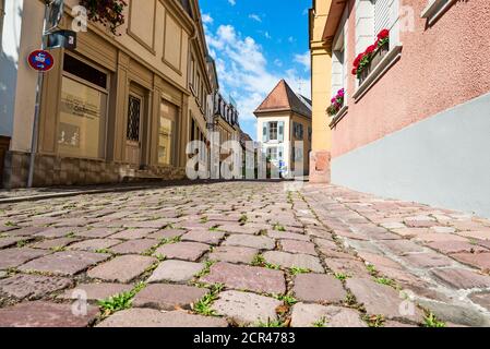 Ciottoli ed edifici storici nel centro storico di Baden-Baden Foto Stock