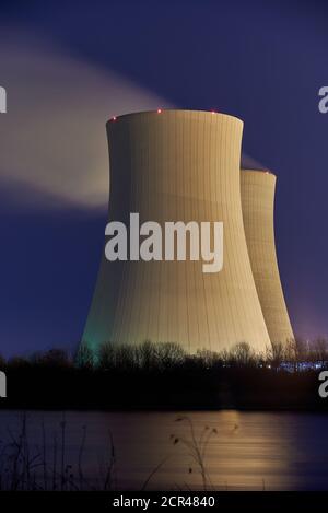 Due torri di raffreddamento per un raffreddamento libero durante il funzionamento del Centrale nucleare di Philippsburg Foto Stock