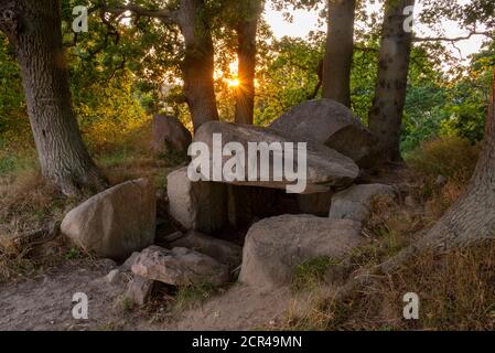 Germania, Meclemburgo-Pomerania occidentale, Isola di Ruegen, tramonto alle tombe megalitiche di Lancken-Granitz, Mar Baltico Foto Stock