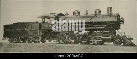 . Ingegneria ferroviaria e locomotiva : una rivista pratica di energia elettrica e materiale rotabile ferroviario. Marzo 1910. FERROVIA E LOCOMOTIVA ENGINEERING. Sono disposti con le loro linee centrali coincidenti con il petto vapore centers.ciascuna leva di combinazione è imperniata ad una testa a croce lunga che scorre in due staffe che sono imbullonate alla barra di guida superiore. La testa di Thiscroshead porta un'aletta a cui è fissato il valverod. In questo modo la motioneviene trasferita dal piano del running gear a maglie non presenta inusuali fea-tures. Le gare di entrambe le classi di motori sono simili. Si tratta di montedon arco-bar camion ha Foto Stock