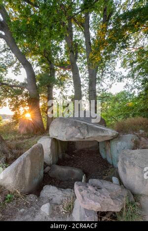 Germania, Meclemburgo-Pomerania occidentale, Isola di Ruegen, tramonto alle tombe megalitiche di Lancken-Granitz, Mar Baltico Foto Stock