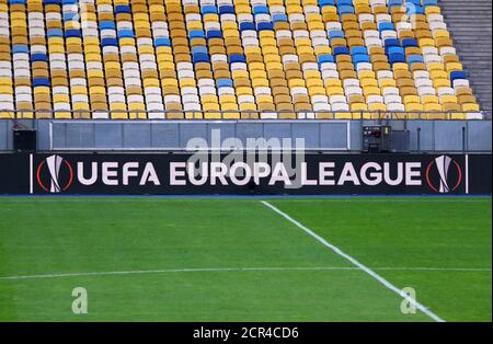 KYIV, UCRAINA - 5 AGOSTO 2020: Banner UEFA Europa League su una sceneggiatura dello stadio Olimpiyskyi della NSC a Kiev durante la UEFA Europa League Round del gioco 16 Shakhtar Donetsk contro VfL Wolfsburg Foto Stock