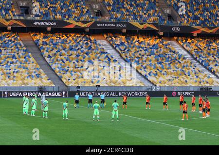 KIEV, UCRAINA - 5 AGOSTO 2020: Minuto di silenzio in memoria delle vittime COVID-19 prima della UEFA Europa League Round del 16 gioco Shakhtar Donetsk contro VfL Wolfsburg a Kiev Foto Stock