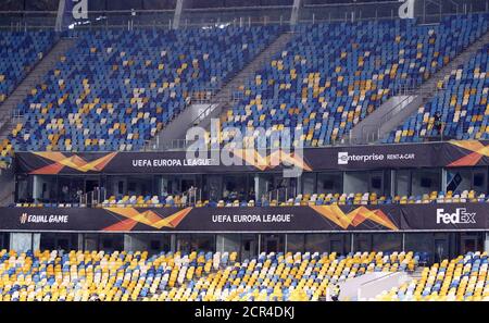 KYIV, UCRAINA - 5 AGOSTO 2020: Banner UEFA Europa League visti sulle tribune dello stadio Olimpiyskyi della NSC a Kiev durante la UEFA Europa League Round del gioco 16 Shakhtar Donetsk contro VfL Wolfsburg Foto Stock