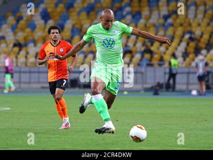 KIEV, UCRAINA - 5 AGOSTO 2020: Marcel Tisserand di VfL Wolfsburg in azione durante la UEFA Europa League contro Shakhtar Donetsk allo stadio NSC Olimpiyskyi a Kiev, Ucraina Foto Stock