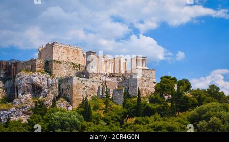Vista della collina dell'Acropoli dalla collina di Areopagus durante il giorno d'estate con grandi nuvole nel cielo blu, Atene, Grecia. Patrimonio dell'UNESCO. Porta Propylaea, Partenone. Foto Stock
