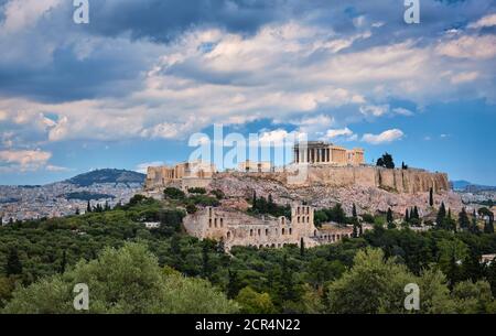 Vista della collina dell'Acropoli e del teatro di Odeon ad Atene, Grecia dalla collina di Philopapos o Muses in estate luce del giorno con grandi nuvole nel cielo blu. Foto Stock