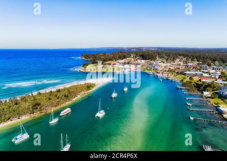 Fiume poco profondo di sabbia del torrente Curambene che scorre verso la baia di Jervis vicino alla città di Huskisson - NSW, Australia. Foto Stock