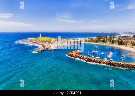 Vista aerea del porto cittadino di Wollongong con fari e muro di protezione per mare e spiagge. Foto Stock