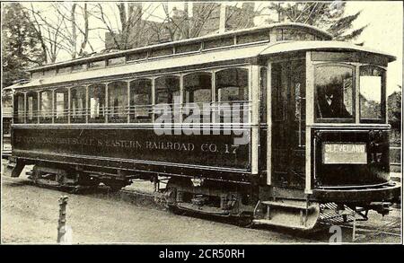 . Il giornale ferroviario di strada . CARRELLO DOTATO DI FRENO ELETTRICO e freno sono montati sullo stesso assale il pattino è trattenuto da un supporto che in alcuni casi è combinato con il coperchio dell'assale, ein altri è semplicemente una forcella in acciaio imbullonata al telaio del motore. Il tipo di ganascia del freno sospeso ad assale viene utilizzato solo quando le vetture a doppio autocarro sono dotate di due motori, e sulle vetture trail.sono dotate di guarnizioni in ottone e di calotte di ingrassaggio, esono tenute in rotazione da una barra che passa attraverso il cavatappi sulla ganascia, ed è imbullonato al telaio del carrello. Incisioni di. AUTO A CLEVELAND DOTATA DI IMPIANTO ELETTRICO Foto Stock