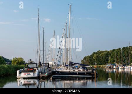 Germania, Meclemburgo-Pomerania occidentale, Ostseebad Sellin, barche a vela e yacht si trovano nel porto naturale di Seedorf, sull'isola di Ruegen. Foto Stock