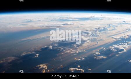 Alba come visto dallo spazio, ISS, agosto 2020 Foto Stock