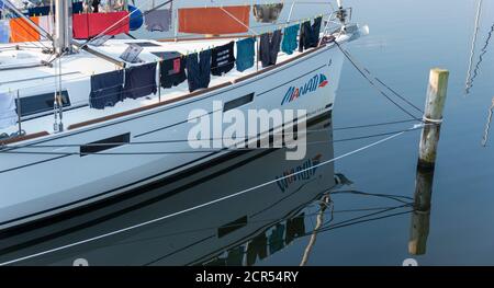 Germania, Meclemburgo-Pomerania occidentale, Seedorf, lavanderia si appende ad asciugare su uno yacht. Foto Stock