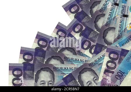 100 le fatture del piso filippino giace nell'ordine differente isolato su bianco. Concetto di banca locale o di creazione di denaro. Banner di background aziendale Foto Stock