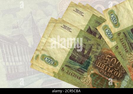 500 rubli russi si trovano in pila sullo sfondo di una grande banconota semitrasparente. Presentazione astratta della moneta nazionale. Concetto aziendale Foto Stock