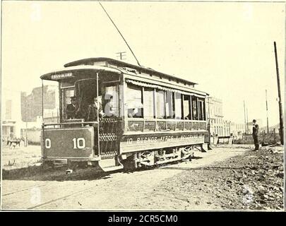 . Il giornale ferroviario stradale . nts a persone che attraversano i binari,e nel caso delle due società attualmente in esecuzione elettricamente, un numero considerevole di incidenti mortali si è verificato. Tutte le vetture, tuttavia, sono ora dotate del parafango di Providence, ed è credibile che l'uso di questo diminuirà materialmente il numero di incidenti di questo tipo. CENTRALI ELETTRICHE delle due società di tram che attualmente utilizzano elec-tricity per i loro tram, la Capital Company dispone di una propria stazione di alimentazione, mentre la Belgrano Company ha preso accordi con una delle quattro lighe elettriche Foto Stock