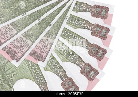 1 le bollette di rupia indiane si trovano isolate su sfondo bianco con spazio di copia impilato in primo piano a forma di ventola. Concetto di transazioni finanziarie Foto Stock