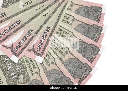 1 le bollette di rupia indiane si trovano isolate su sfondo bianco con spazio di copia impilato in primo piano a forma di ventola. Concetto di transazioni finanziarie Foto Stock