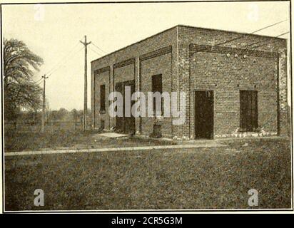 . Giornale ferroviario elettrico. Il servizio è in-crespato. Quanto sopra è scritto con l'idea di mostrare, in generale, come la safety car migliorerà i guadagni e come funzionerà in condizioni severe. Come è stato sottolineato molte volte, tuttavia, non è una cura-tutto. Ha mostrato risultati notevoli e si ritiene che sarà uno dei fattori principali per aiutare a rimettere in piedi il settore ferroviario urbanelettrico. Automatics on the New York StateRailways * un Resume of Experience with Automatic Substa-tions at Williamson and Manlius Center, ShowingAnnual Foto Stock