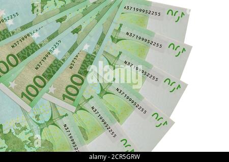 Le bollette da 100 euro sono isolate su sfondo bianco con spazio per la copia impilato a ventaglio in primo piano. Concetto di transazioni finanziarie Foto Stock