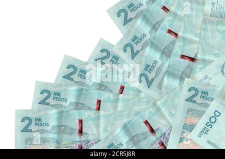 2 pesos colombiani si trovano in ordine diverso isolato su bianco. Concetto di banca locale o di creazione di denaro. Banner di background aziendale Foto Stock