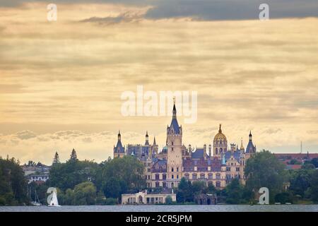 Europa, Germania, Meclemburgo-Pomerania occidentale, Schwerin, castello, cielo serale Foto Stock