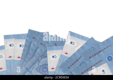 1 bollette di ringgit malese giace sul lato inferiore dello schermo isolato su sfondo bianco con spazio per la copia. Modello di banner di background per i concetti aziendali Foto Stock