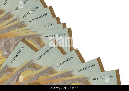 50 euro bollette si trova isolato su sfondo bianco con spazio di copia accatastato in primo piano ventilatore. Concetto di tempo di paga o operazioni finanziarie Foto Stock