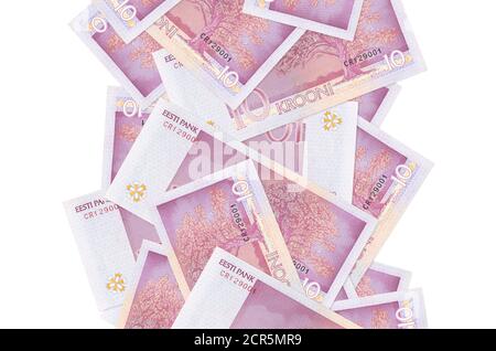 10 bollette di kroon estoni che volano isolate su bianco. Molte banconote che cadono con spazio di copia bianco sul lato sinistro e destro Foto Stock