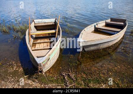 Ormeggiate vecchie barche di legno da pesca . Due barche da pesca d'epoca nel villaggio Foto Stock