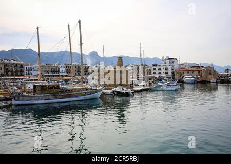 Girne, Repubblica turca di Cipro del Nord, Cipro - Barche e navi a vela nel porto di Girne (Kyrenia). Foto Stock