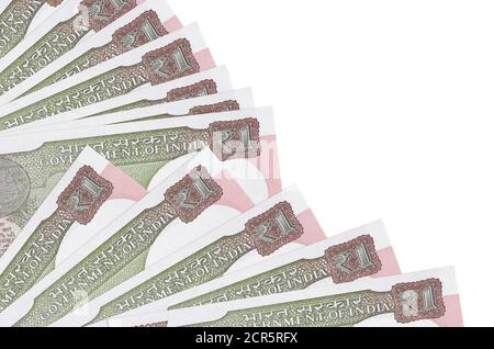 1 le bollette di rupia indiane si trovano isolate su sfondo bianco con spazio di copia impilato in primo piano della ventola. Concetto di tempo di paga o operazioni finanziarie Foto Stock