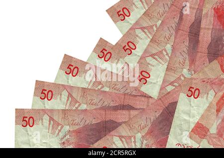 50 le fatture del piso filippino giace nell'ordine differente isolato su bianco. Concetto di banca locale o di creazione di denaro. Banner di background aziendale Foto Stock
